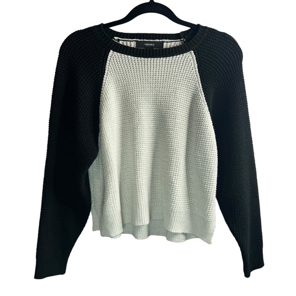 Forever 21 Sweaters - Forever 21‎ Women's Teen Waffle Knit Short Sweater Size M Black Cream Round Neck